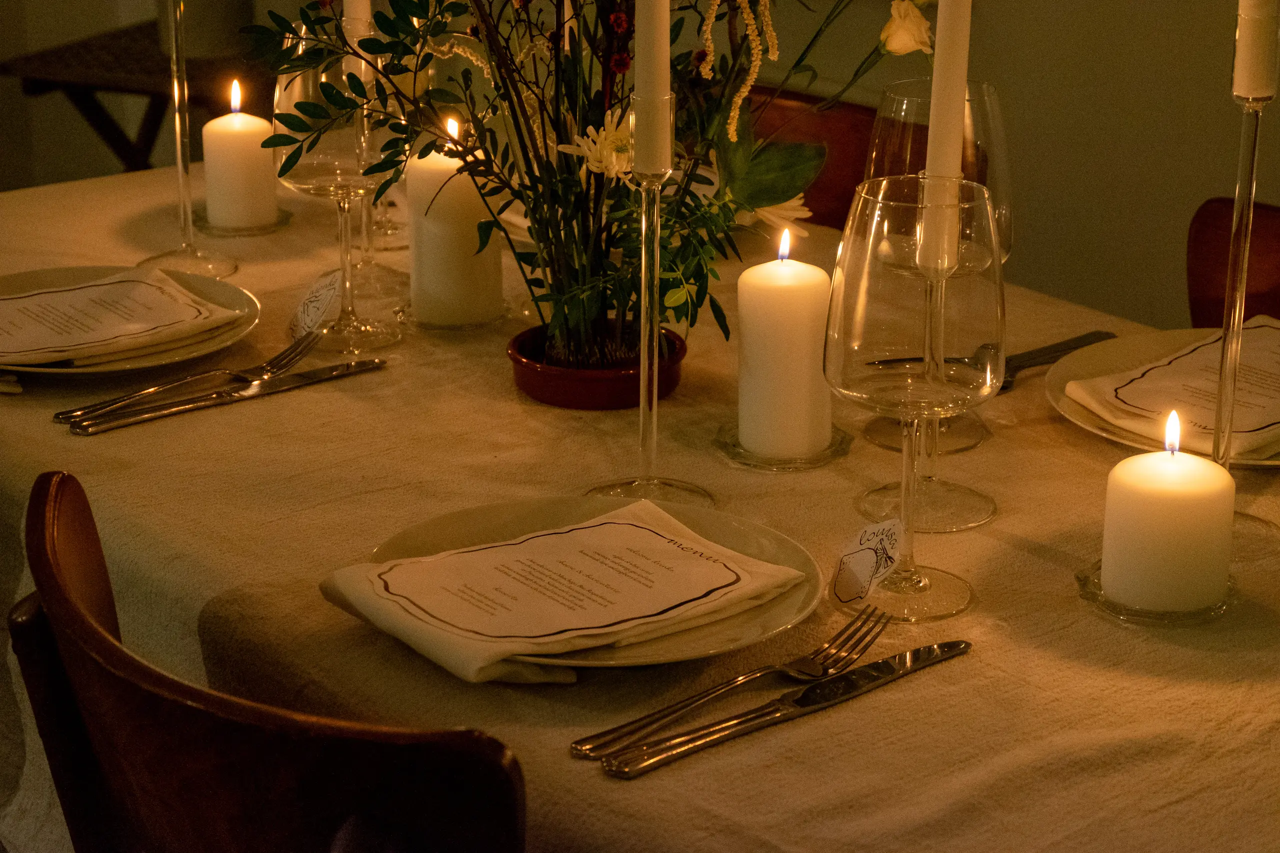 Prachtige bloemstukken op tafel