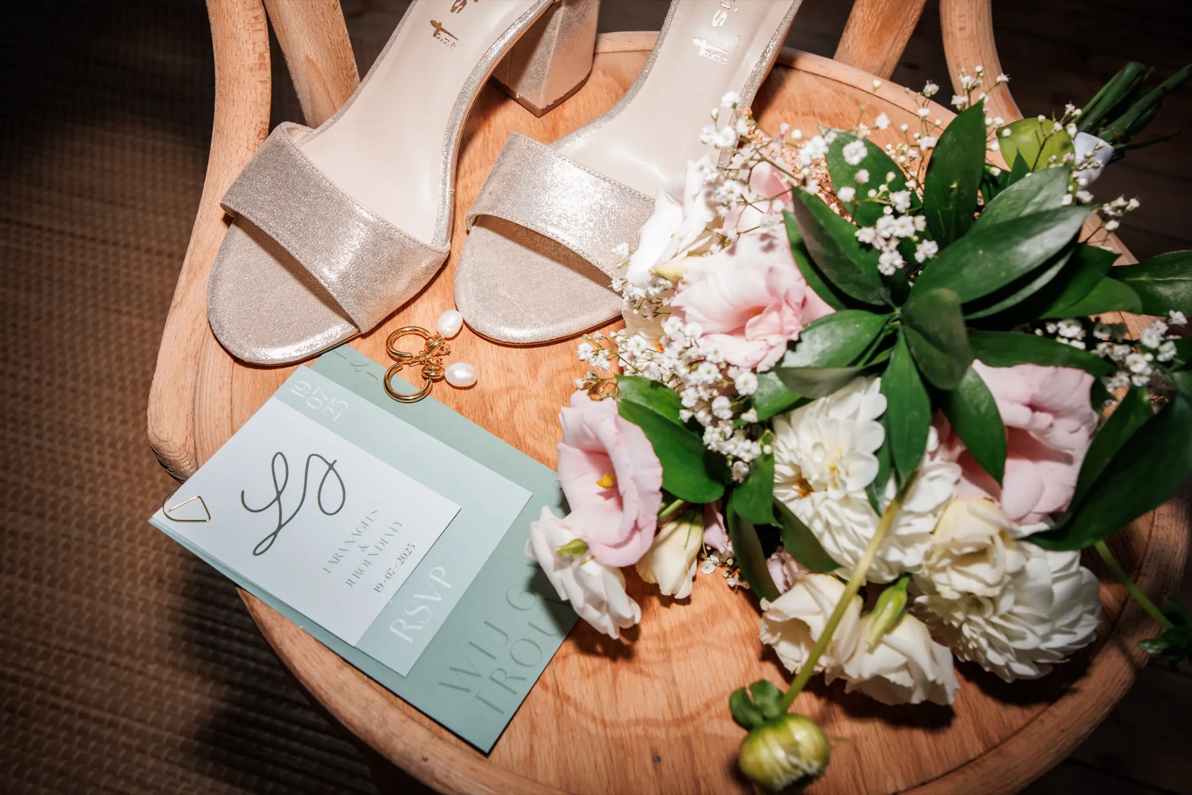 Gasten bij puzzelbord