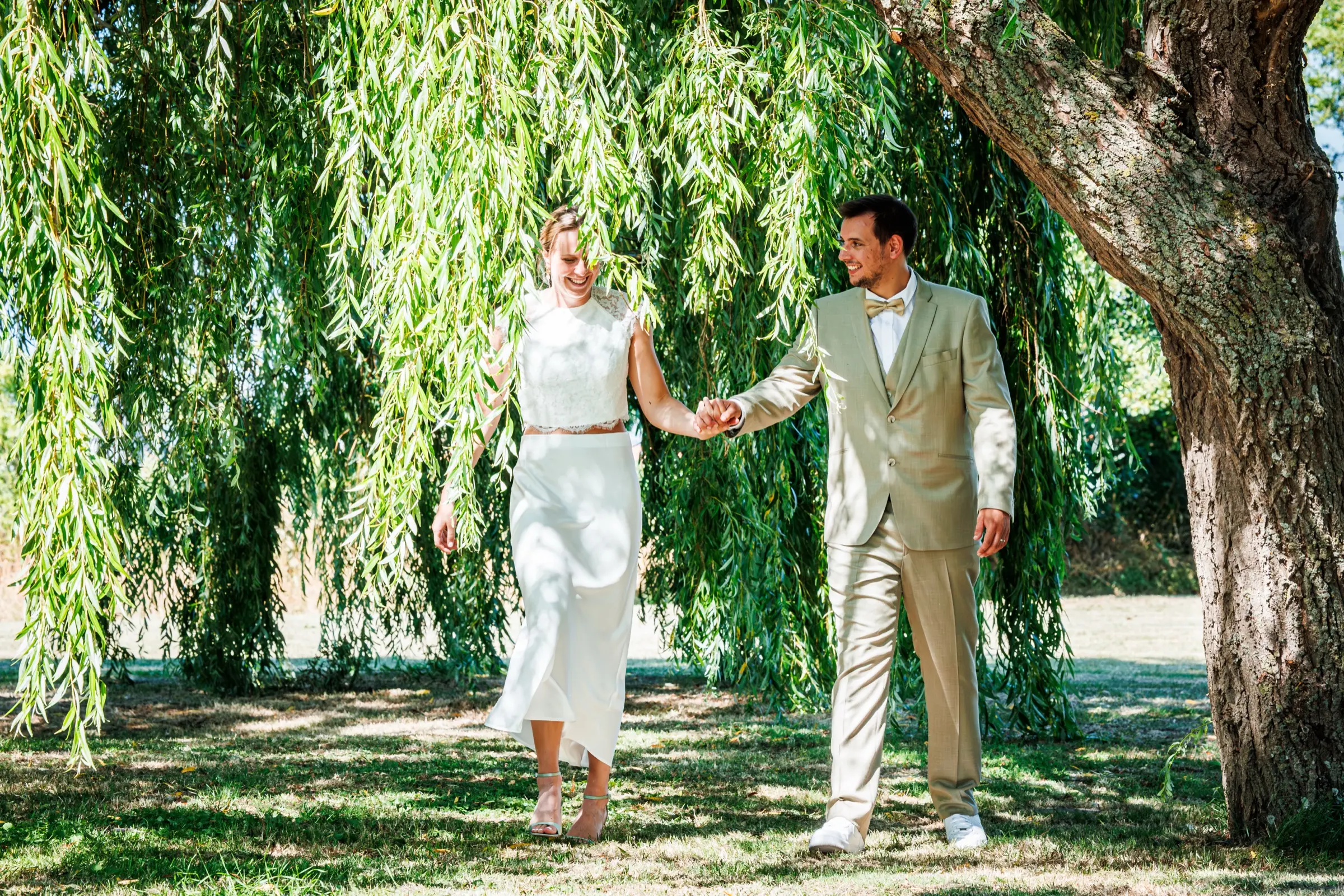 Hand in hand bij wilgen